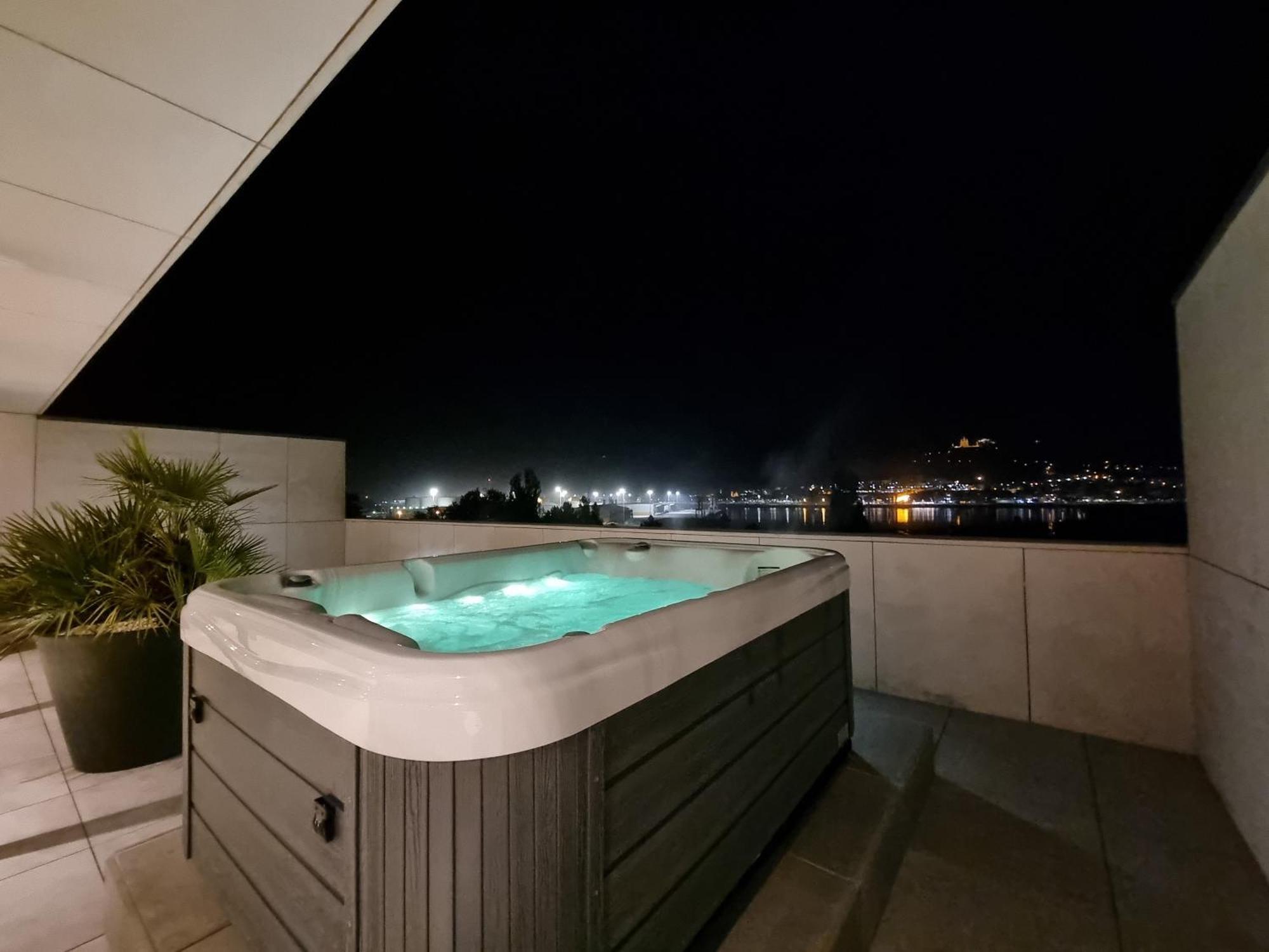 River Town View - Luxury Apartment With Jacuzzi On Terrace Βιάνα ντο Καστέλο Εξωτερικό φωτογραφία